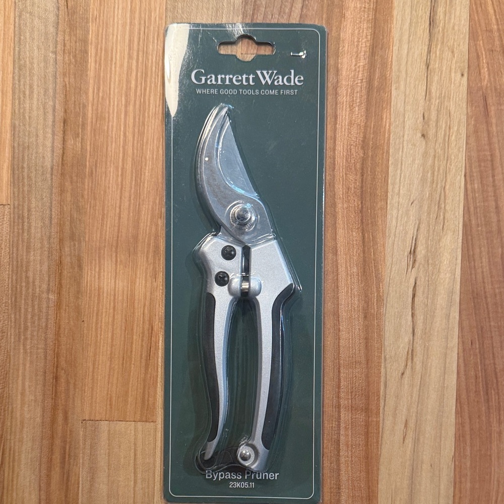 Garrett Wade Bypass Pruner - Silver and Black. BRAND NEW.